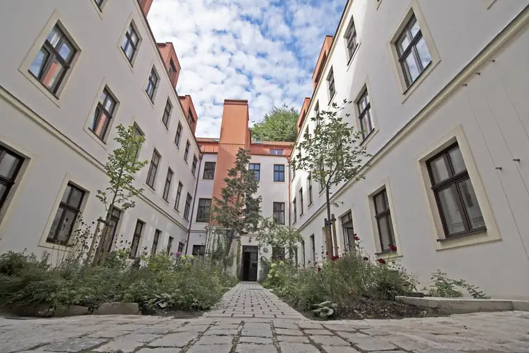 9, Nähe Gymnasium Wasagasse Rarität: Wohnen mit Kaufoption - Einzigartiger Biedermeier Charm in Top Lage