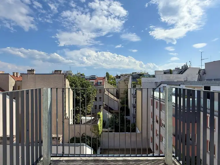 Erstbezug I Neubau I Dachgeschoss I Außenfläche Innenhoflage I U-Bahn Nähe I Luftwärmepumpe inkl. Kühlung I