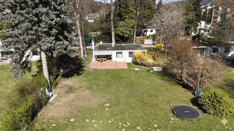 Wohnen im privaten Naturparadies: Modernisierter Bungalow im Schlosspark Seebenstein