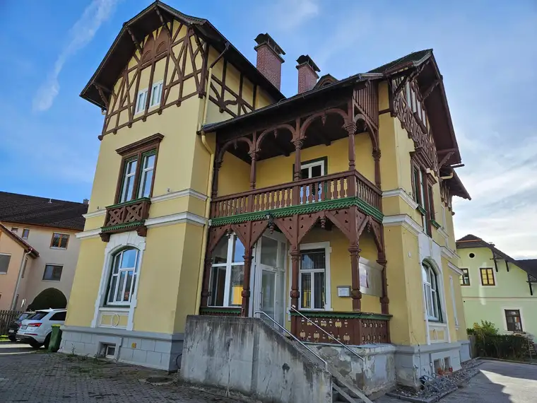 ANLEGER TIPP! Charmante Villa mit vermieteten Ordinationsräumlichkeiten und exklusiver Dachwohnung in Rosegger`s Waldheimat 