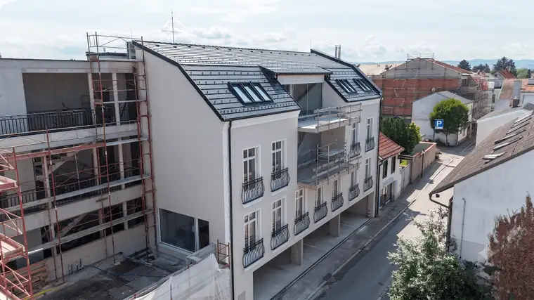 Luxus-Dachgeschosswohnung / Neubau-Erstbezug / Großer Balkon / KFZ-Stellplatz
