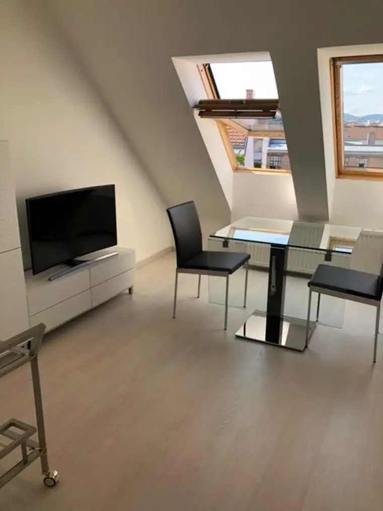 Vermietete 2-Zimmer Wohnung im Dachgeschoss zu Verkaufen!