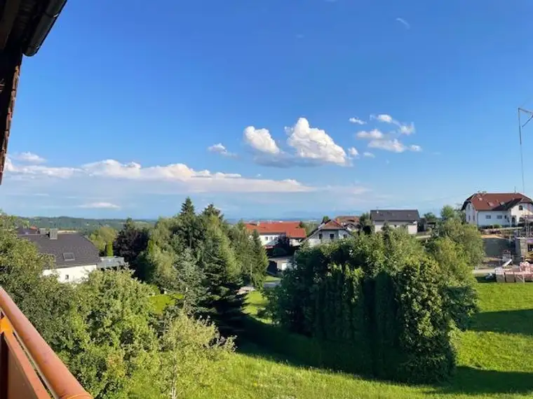 Preiswerte, saniert Landhauswohnung mit 2 Balkone 