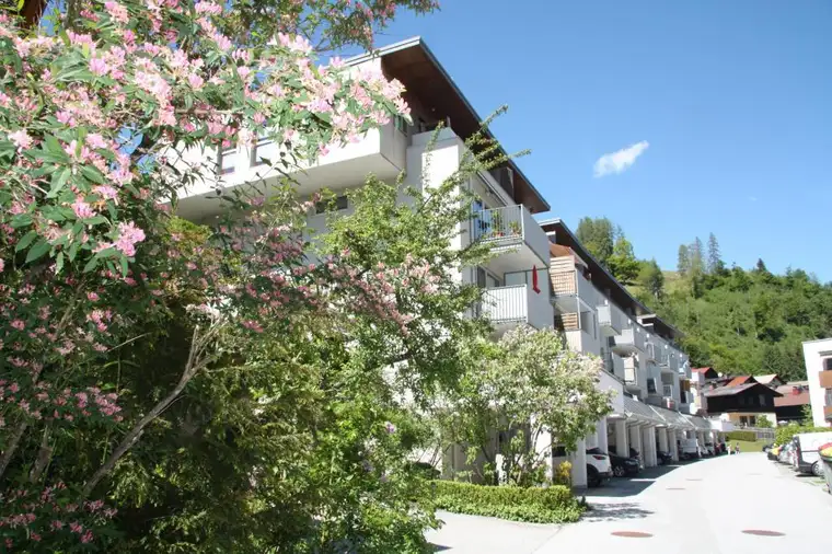 LEBEN IN SCHWARZACH! Gemütliche, geförderte 4-Zimmer Familienwohnung mit Balkon und Tiefgaragenplatz in Schwarzach! Mit hoher Wohnbehilfe