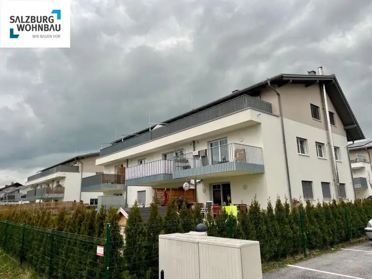 WOHNTRAUM IN SEEKIRCHEN! Großzügige, gemütliche 3-Zimmer Dachgeschoßwohnung mit großer Dachterrasse und 2 Tiefgaragenplätzen