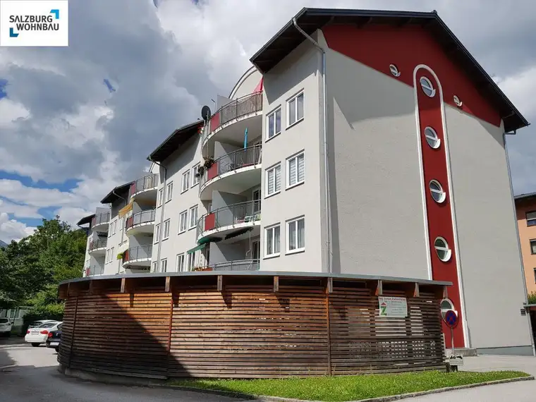 HEIMELIG IN ST. JOHANN! Sonnige, große, geförderte 2-Zimmerwohnung in St. Johann mit Balkon und Tiefgaragenplatz! Hohe Wohnbeihilfe möglich