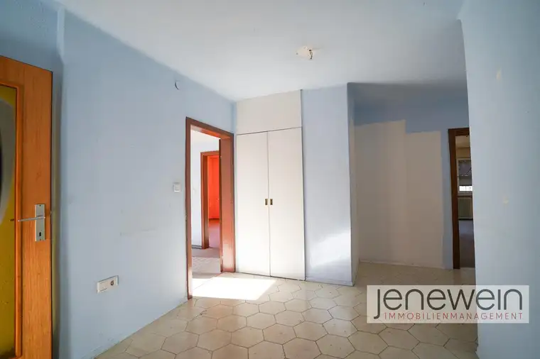 HELLE, GERÄUMIGE VIERZIMMERWOHNUNG MIT TERRASSE, GARAGENPLATZ, ZUM RENOVIEREN