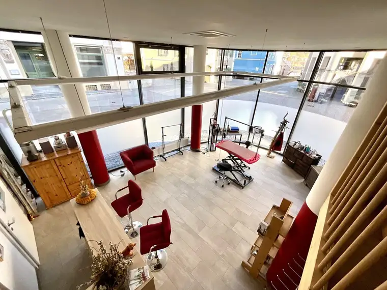 HIER ARBEITEN SIE AN SPITTALS ERSTER ADRESSE! TOP MODERNE SHOPFLÄCHE MIT ATTRAKTIVEM FLAIR DAS ZUM FLANIEREN UND BUMMELN EINLÄDT!