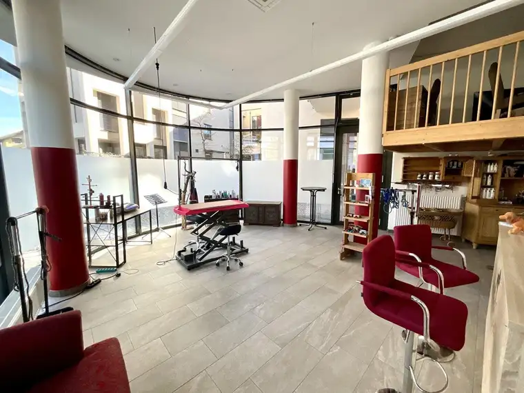 HIER ARBEITEN SIE AN SPITTALS ERSTER ADRESSE! TOP MODERNE SHOPFLÄCHE MIT ATTRAKTIVEM FLAIR DAS ZUM FLANIEREN UND BUMMELN EINLÄDT!