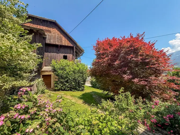LEBENSTRAUM MIT WEITBLICK – IDYLLISCHES ANWESEN MIT STALL, WIESEN UND WALD IN ABSOLUTER RUHELAGE IN PATERNION!