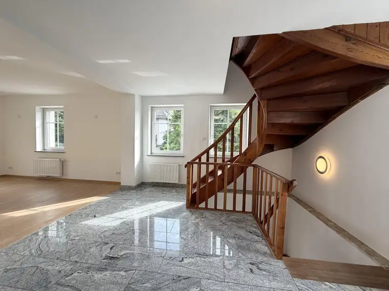 GROSSZÜGIGE, RENOVIERTE 4-ZIMMER-WOHNUNG IM ZWEIFAMILIENHAUS!