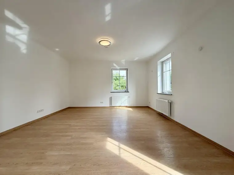 GROSSZÜGIGE, RENOVIERTE 4-ZIMMER-WOHNUNG IM ZWEIFAMILIENHAUS!