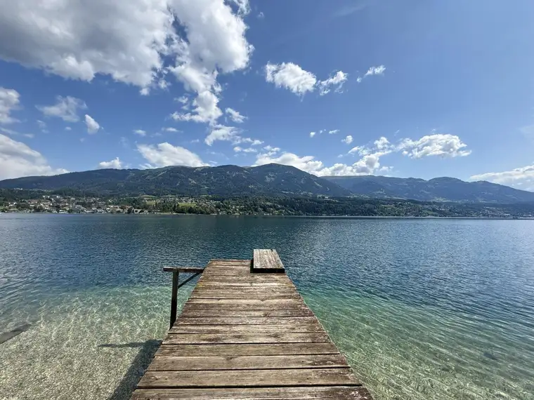 EXKLUSIVES SEEGRUNDSTÜCK MIT BADESTEG, KLEINEM BOOTSHAUS UND BADEHÄUSCHEN!