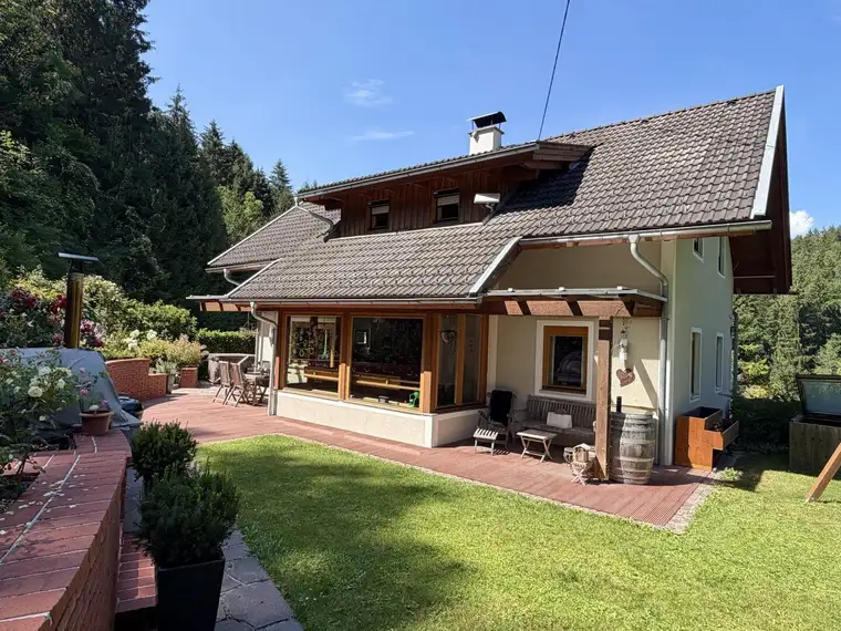 EINFAMILIENHAUSTRAUM IN IDYLLISCHER WALDRANDLAGE MIT HOCHWERTIGER AUSSTATTUNG UND VIELEN HIGHLIGHTS!