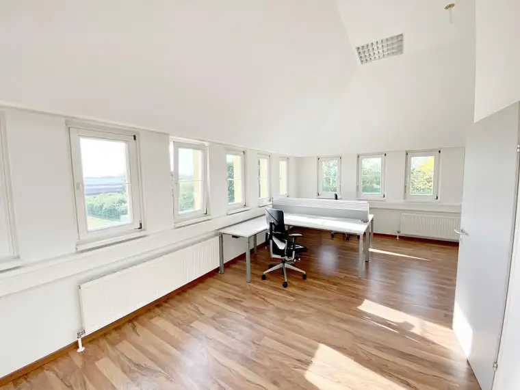 Penthouse-Büro in gut frequentierter Lage