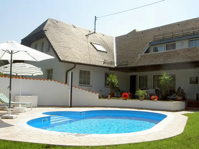 Landvilla im modernen Stil mit Pool, schönen Garten, Terrassen und Doppel-Carport in Top-Lage