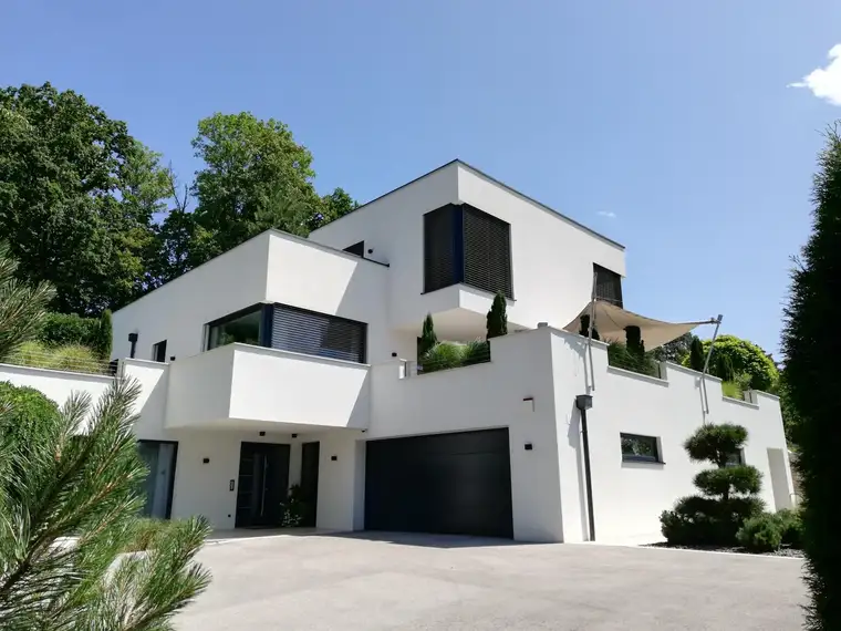 Moderne Luxusvilla mit Alpenchalet