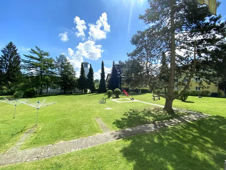 Erschwingliche 2-Zimmer Starterwohnung mit Loggia und Blick ins Grüne und einem PKW-Freistellplatz