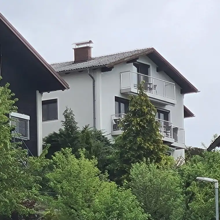 Wohnhaus in Top-Aussichtslage mit tollem Pool