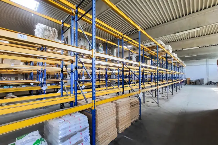 Lagerhalle mit Büros an der B1