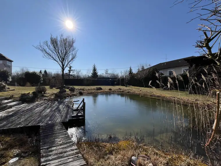 Baugrundstück mit idyllischem Schwimmteich