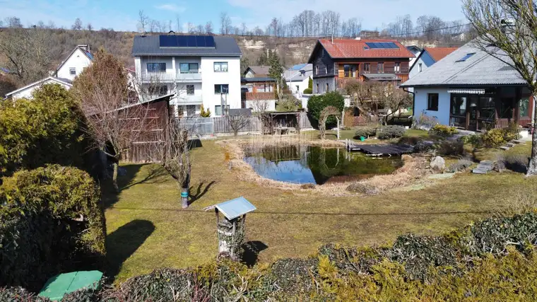 Baugrundstück mit angelegtem Schwimmteich