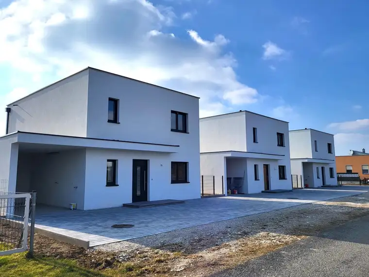 Modernes Eck-Reihenhaus in ruhiger Lage - Erstbezug