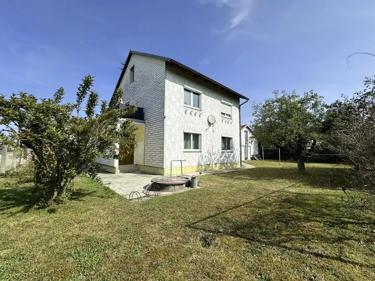 Wohnhaus mit großem Grundstück in Top Siedlungslage