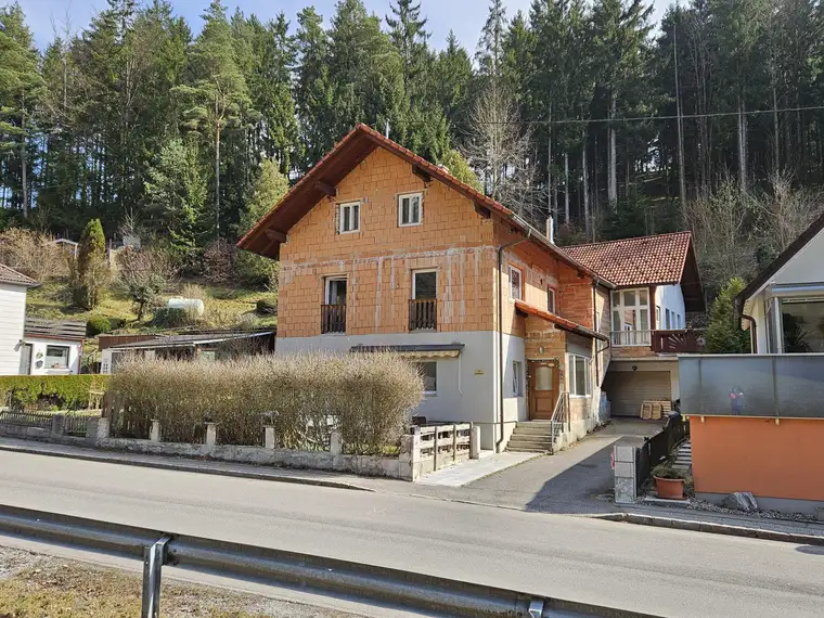 Geräumiges Wohnhaus mit Entwicklungspotential