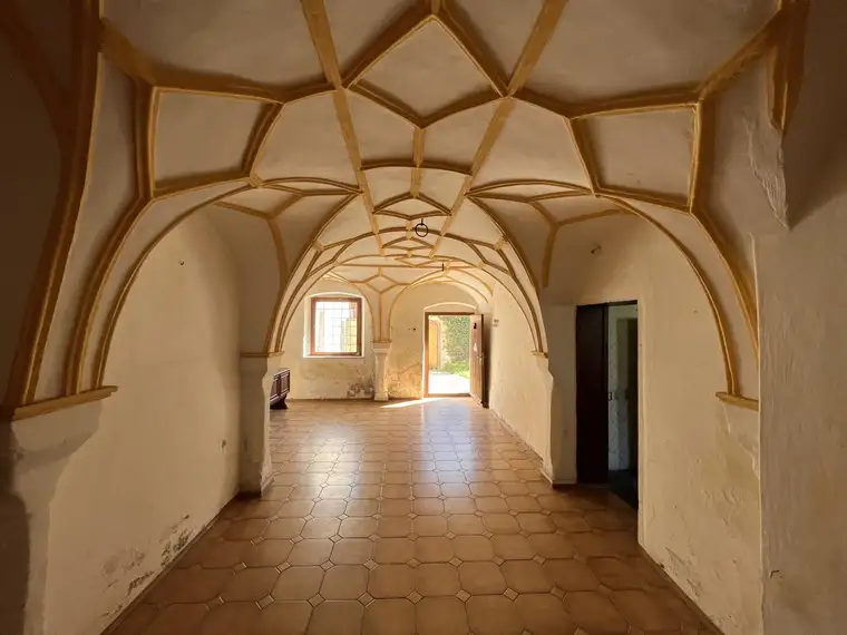 Historisches Haus mit großem Garten