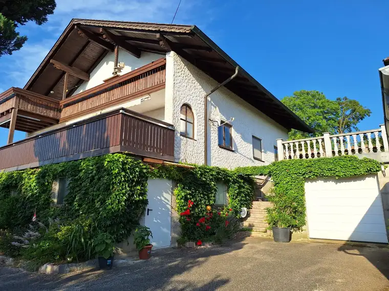 Gemütliches Zweifamilienhaus in ruhiger Hanglage – Ihr Rückzugsort mit Ausblick!