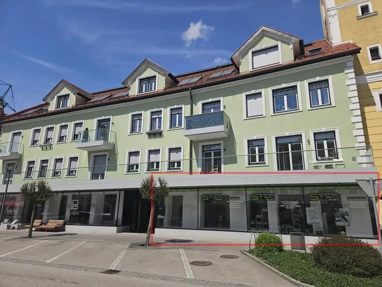 Modernes Geschäftslokal am Marktplatz