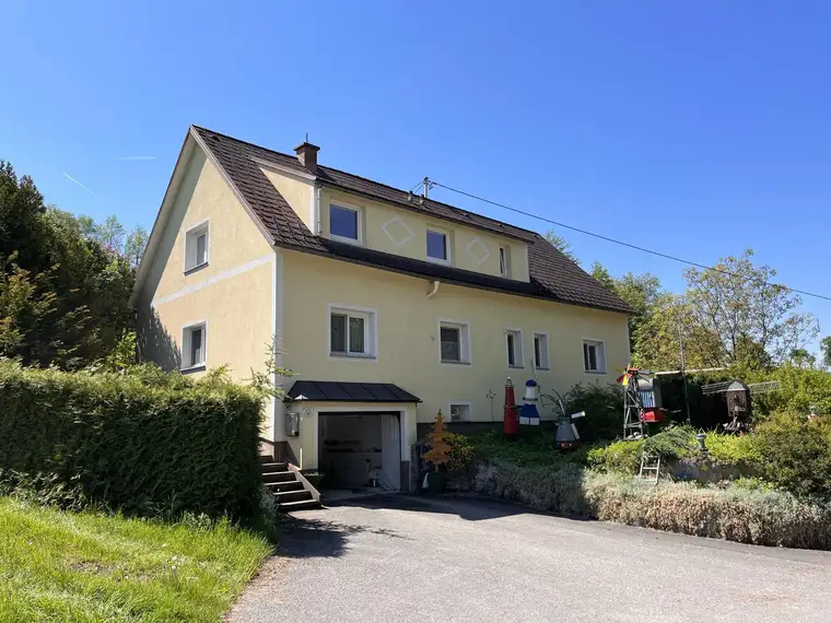 Gepflegtes Haus mit großem Garten in Alleinlage