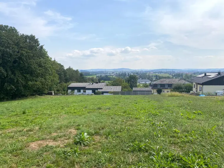 Sonniger Baugrund mit Grünstreifen in schöner Lage in Stadtnähe (1.491 m²)