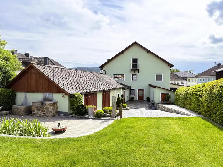 Landleben mit Stil: Zwei Häuser, Pool, 4ha Wald und Wiesen
