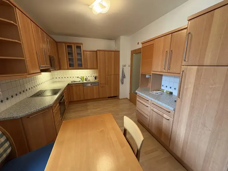Attraktive 4-Zimmer-Wohnung mit Loggia &amp; Tiefgaragenplatz