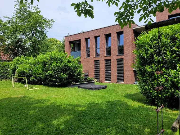 Zentrale neuwertige Wohnung mit Gartenblick