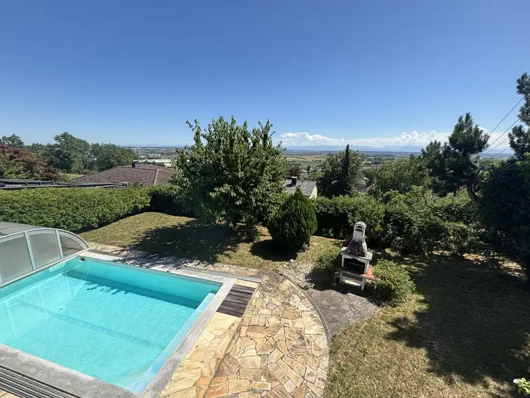 Aussicht mit großzügigem Wohnhaus