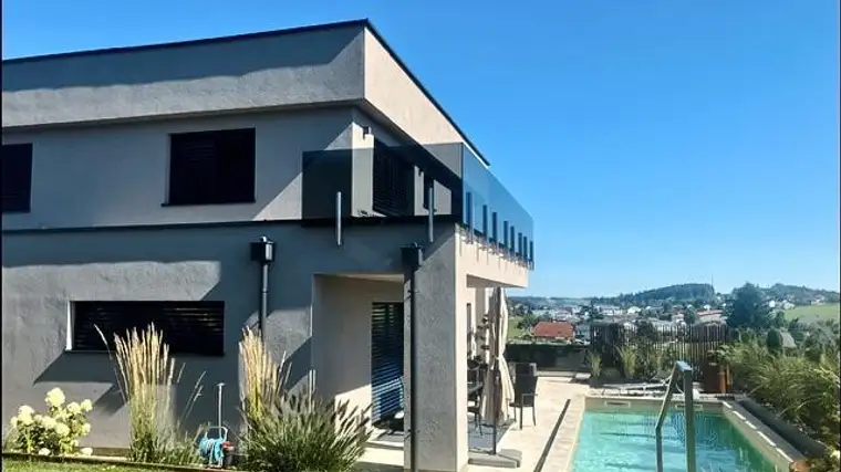 Zuhause ankommen: Traumhaus mit Salzwasserpool und moderner Gartengestaltung.