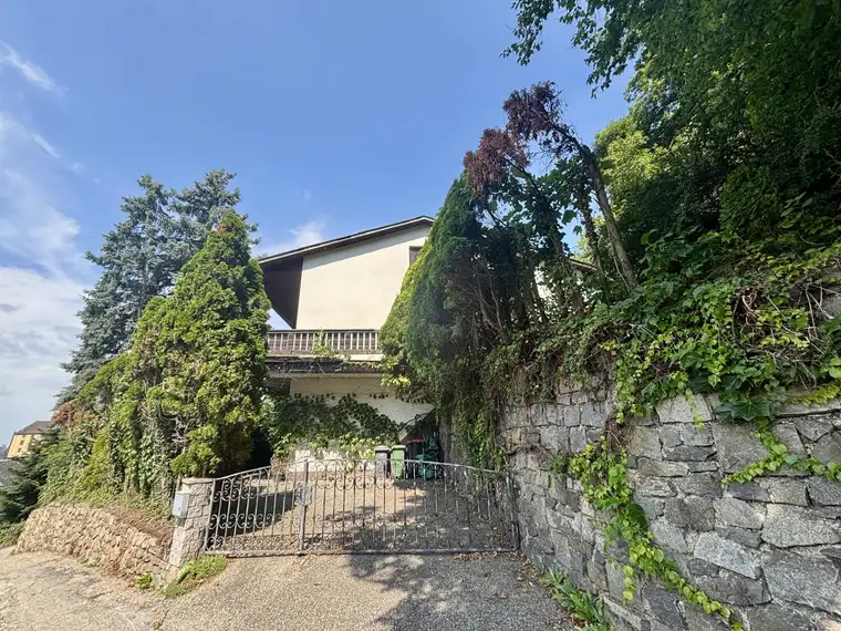 Gepflegtes Wohnhaus mit großem Grundstück, Garagen und Schlossblick!
