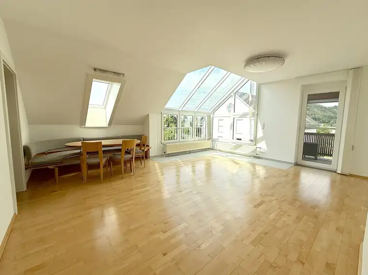 Wohlfühlwohnung im Dachgeschoss mit Balkon