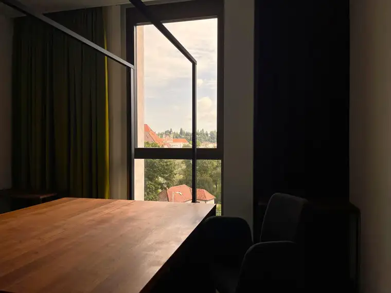 Zentrales Büro mit Altstadtblick