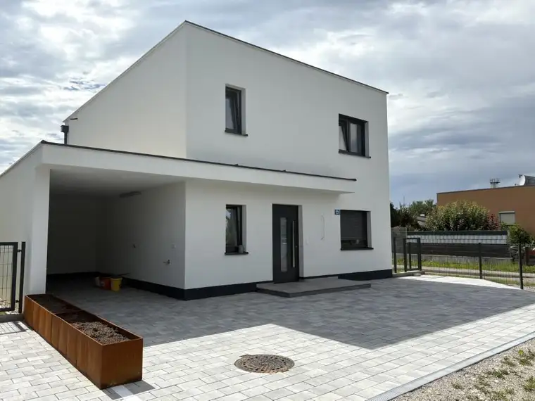 Modernes Eck-Reihenhaus in ruhiger Lage - Erstbezug