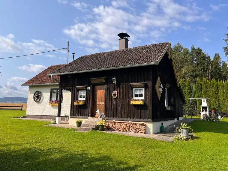 Kleines Häuschen am Waldrand