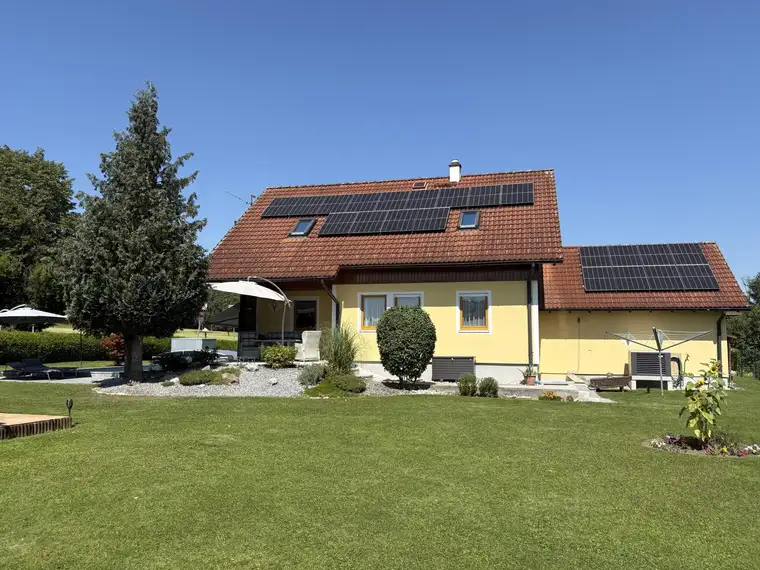 Gepflegtes Einfamilienhaus mit Pool und Doppelgarage