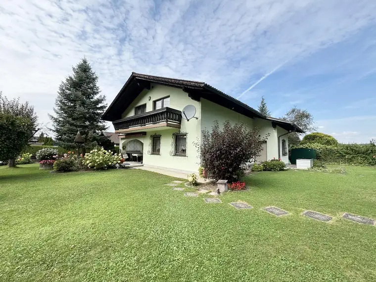 Großzügiges Wohnhaus mit schönem Garten