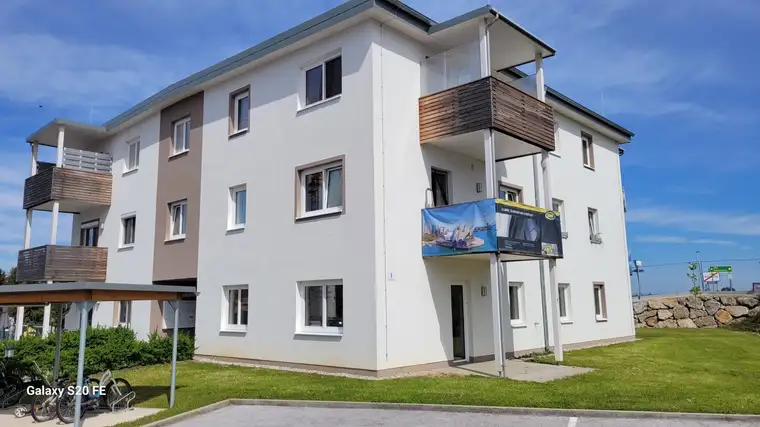 Attraktive neuwertige Dreizimmerwohnung