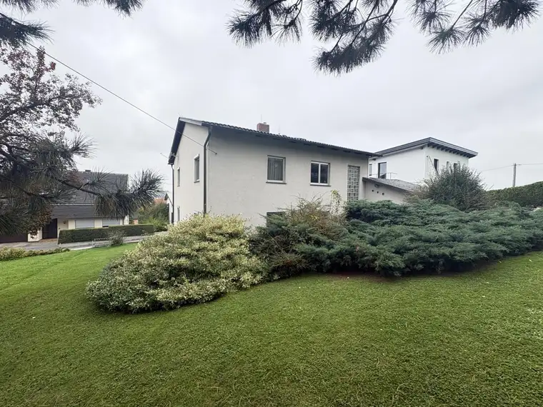 Familienhaus mit parkähnlichem Garten