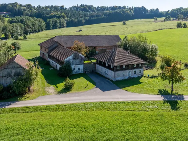 Ehemaliger Bauernhof mit ca. 12 ha arrondierter Fläche in Alleinlage