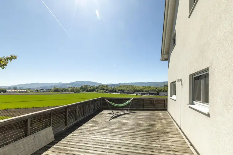 Familienhaus mit großer PV-Anlage und guter Verkehrsanbindung